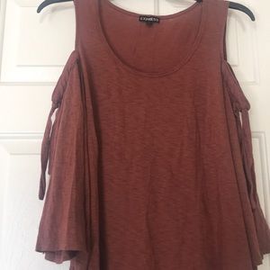 Open shoulder tee